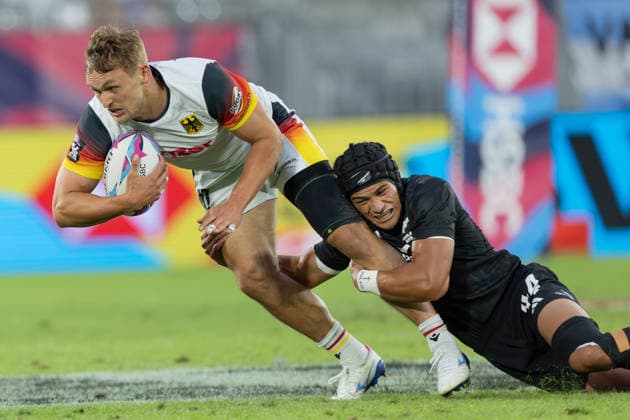 Neuseeland - Deutschland, SVNS Rugby World Championship, WM, Weltmeisterschaft Tackling des Neuseeländers Roderick Solo gegen Philip Gleitze (Deutschland, 11). Zweites Gruppenspiel der deutschen Mannschaft gegen die All Blacks Sevens aus Neuseeland. Drittes Turnier der SVNS World Championship, Siebener-Rugby WM vom 5. bis 7. Juni 2026 in Bordeaux (Frankreich). Tag 1, Gruppenspiele am 5. Juni 2026., Bordeaux Region Nouvelle-Aquitaine Frankreich Stade Atlantique