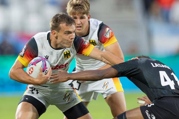 Neuseeland - Deutschland, SVNS Rugby World Championship, WM, Weltmeisterschaft Cedric Eichholz (Deutschland, 54) hält den Neuseeländer Kele Lasaqa auf Distanz. Im Hintergrund Michael Goedeke (Deutschland, 25). Zweites Gruppenspiel der deutschen Mannschaft gegen die All Blacks Sevens aus Neuseeland. Drittes Turnier der SVNS World Championship, Siebener-Rugby WM vom 5. bis 7. Juni 2026 in Bordeaux (Frankreich). Tag 1, Gruppenspiele am 5. Juni 2026., Bordeaux Region Nouvelle-Aquitaine Frankreich Stade Atlantique
