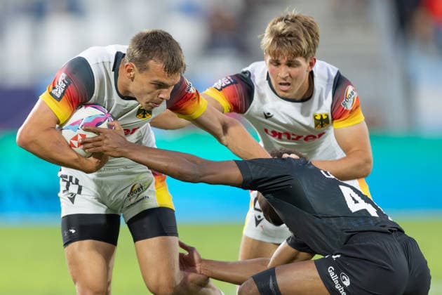Neuseeland - Deutschland, SVNS Rugby World Championship, WM, Weltmeisterschaft Cedric Eichholz (Deutschland, 54) hält den Neuseeländer Kele Lasaqa auf Distanz. Im Hintergrund Michael Goedeke (Deutschland, 25). Zweites Gruppenspiel der deutschen Mannschaft gegen die All Blacks Sevens aus Neuseeland. Drittes Turnier der SVNS World Championship, Siebener-Rugby WM vom 5. bis 7. Juni 2026 in Bordeaux (Frankreich). Tag 1, Gruppenspiele am 5. Juni 2026., Bordeaux Region Nouvelle-Aquitaine Frankreich Stade Atlantique