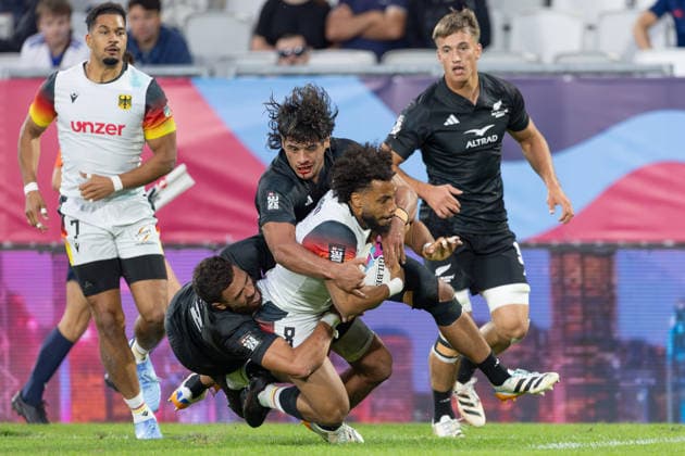 Neuseeland - Deutschland, SVNS Rugby World Championship, WM, Weltmeisterschaft Die Neuseeländer Brady Rush und Rob Rush bringen mit vereinten Kräften Ben Ellermann (Deutschland) zu Fall. Zweites Gruppenspiel der deutschen Mannschaft gegen die All Blacks Sevens aus Neuseeland. Drittes Turnier der SVNS World Championship, Siebener-Rugby WM vom 5. bis 7. Juni 2026 in Bordeaux (Frankreich). Tag 1, Gruppenspiele am 5. Juni 2026., Bordeaux Region Nouvelle-Aquitaine Frankreich Stade Atlantique