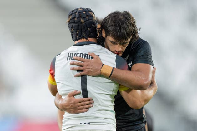 Neuseeland - Deutschland, SVNS Rugby World Championship, WM, Weltmeisterschaft Felix Hufnagel (Deutschland, 1) und der Neuseeländer Rob Rush umarmen sich nach Spielende. Zweites Gruppenspiel der deutschen Mannschaft gegen die All Blacks Sevens aus Neuseeland. Drittes Turnier der SVNS World Championship, Siebener-Rugby WM vom 5. bis 7. Juni 2026 in Bordeaux (Frankreich). Tag 1, Gruppenspiele am 5. Juni 2026., Bordeaux Region Nouvelle-Aquitaine Frankreich Stade Atlantique