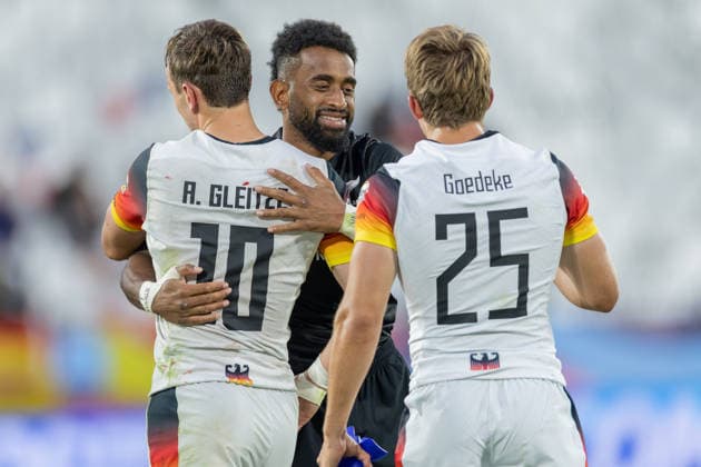 Neuseeland - Deutschland, SVNS Rugby World Championship, WM, Weltmeisterschaft Akuila Rokolisoa (Neuseeland) verabschiedet sich von Anton Gleitze (Deutschland, 10) und Michael Goedeke (Deutschland, 25). Zweites Gruppenspiel der deutschen Mannschaft gegen die All Blacks Sevens aus Neuseeland. Drittes Turnier der SVNS World Championship, Siebener-Rugby WM vom 5. bis 7. Juni 2026 in Bordeaux (Frankreich). Tag 1, Gruppenspiele am 5. Juni 2026., Bordeaux Region Nouvelle-Aquitaine Frankreich Stade Atlantique