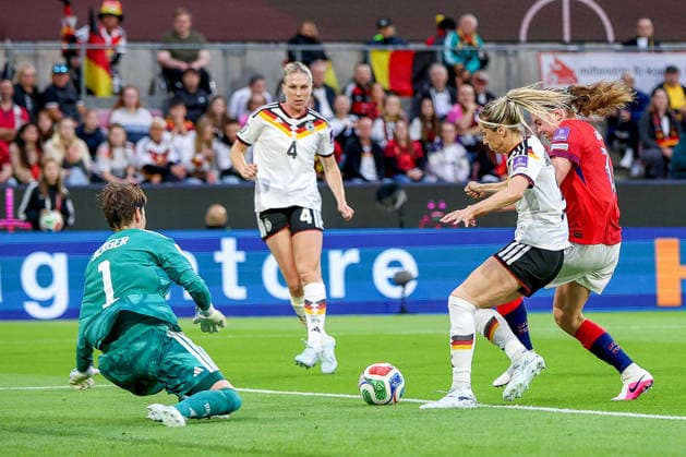 05.06.2026, xsscx, Fußball, Länderspiel, WM Qualifikation Frauen, Deutschland - Norwegen, Rhein-Energie-Stadion in Köln: Ann-Katrin Berger (Deutschland 1) im Zweikampf gegen Signe Gaupset (Norwegen 22) und Kathrin Hendrich (Deutschland 3) DFB regulations prohibit any use of photographs as image sequences and or quasi-video. Photo: xSandraxScherningxPressefotoKochx Nordrhein-Westfalen Germany