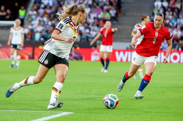 05.06.2026, xsscx, Fußball, Länderspiel, WM Qualifikation Frauen, Deutschland - Norwegen, Rhein-Energie-Stadion in Köln: Marie Müller (Deutschland 7) im Zweikampf gegen Elisabeth Terland (Norwegen 9) DFB regulations prohibit any use of photographs as image sequences and or quasi-video. Photo: xSandraxScherningxPressefotoKochx Nordrhein-Westfalen Germany