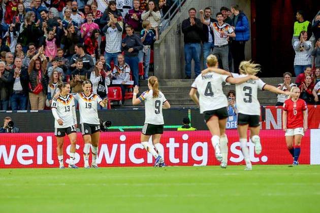 05.06.2026, xsscx, Fußball, Länderspiel, WM Qualifikation Frauen, Deutschland - Norwegen, Rhein-Energie-Stadion in Köln: Torjubel nach dem Tor zum 2:0 durch Torschützin Carlotta Wamser (Deutschland 13) DFB regulations prohibit any use of photographs as image sequences and or quasi-video. Photo: xSandraxScherningxPressefotoKochx Nordrhein-Westfalen Germany
