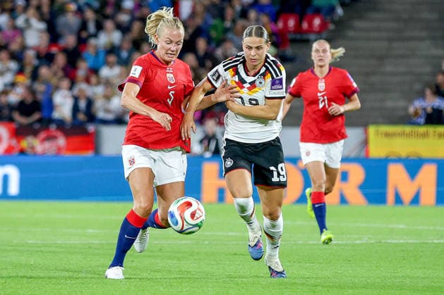 05.06.2026, xsscx, Fußball, Länderspiel, WM Qualifikation Frauen, Deutschland - Norwegen, Rhein-Energie-Stadion in Köln: Maren Mjelde (Norwegen 5) im Zweikampf gegen Klara Bühl (Deutschland 19) DFB regulations prohibit any use of photographs as image sequences and or quasi-video. Photo: xSandraxScherningxPressefotoKochx Nordrhein-Westfalen Germany