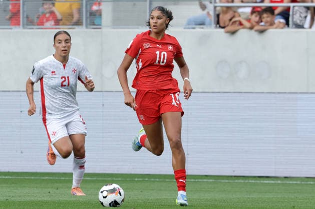 SYDNEY SCHERTENLEIB, Svizzera, HALEY BUGEJA, Malta, FIFA Women s World Cup 2027 League Phase, Switzerland vs Malta 6-1, 05-06-2026, Contrasto, Action, Azione FIFA WOMEN SWORLD CUP 2027 League Phase SVIZZERA-MALTA 6-1