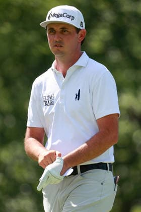 Memorial Tournament presented by Workday DUBLIN, OH - JUNE 05: J.T. Poston of Hickory, North Carolina puts on his glove on the way to the 18th tee during the second round of the Memorial Tournament presented by Workday at Muirfield Village Golf Club on June 5, 2026 in Dublin, Ohio. Dublin Ohio United States  Copyright: xAmyxLemusx originalFilename:lemus-memorial260605_npBfR.jpg