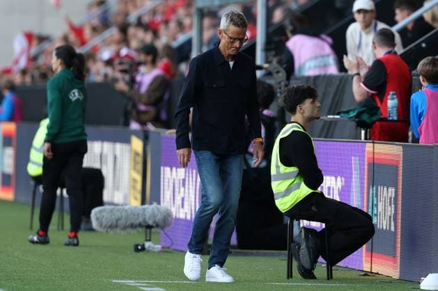 05.June. 2026 – SOCCER – UEFA Women s European Qualifiers, Austria (W) vs Slovenia (W) Head Coach Alexander Schriebl (Austria) looks on during the match VIENNA VIENNA, AUSTRIA – Sportclub-Platz Dornbach Sportclub-Platz Dornbach AUSTRIA