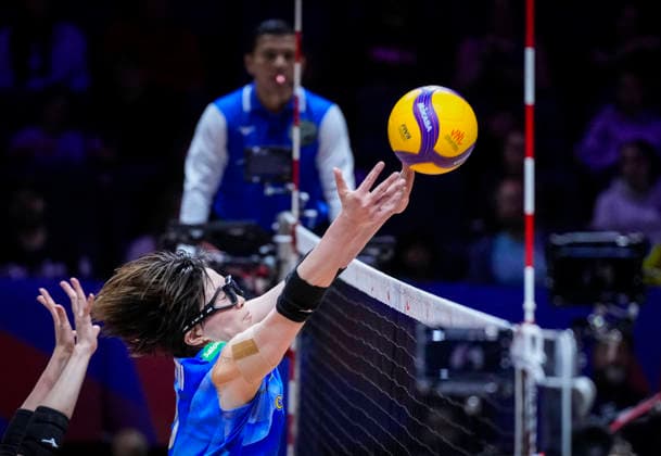 Team Japan Ayaka Araki blocks a shot against Team Ukraine during their womens Volleyball Nations League (VNL) match on June 5, 2026 in Quebec City, Canada. Noxthirdxpartyxsales  aflo_333390447 MathieuxBelangerx