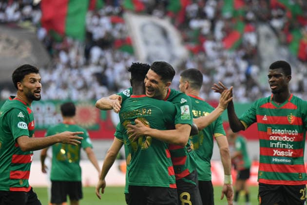 MC Alger Celebrent le Trophee de championnat d Algerie 25 26 Les joueurs du MC Alger celebrent lors de la ceremonie de remise de Trophe de championnat d Algerie 25 26 (Photo By Ohtmane APP) Alger Algeria Copyright: xAlgÃ riexPressexPhotosxAPPxOhtmanex xAPPx FGP_1269.jpeg