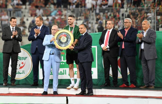 MC Alger Celebrent le Trophee de championnat d Algerie 25 26 Les joueurs du MC Alger celebrent lors de la ceremonie de remise de Trophe de championnat d Algerie 25 26 (Photo By Ohtmane APP) Alger Algeria Copyright: xAlgÃ riexPressexPhotosxAPPxOhtmanex xAPPx FGP_1667.jpeg