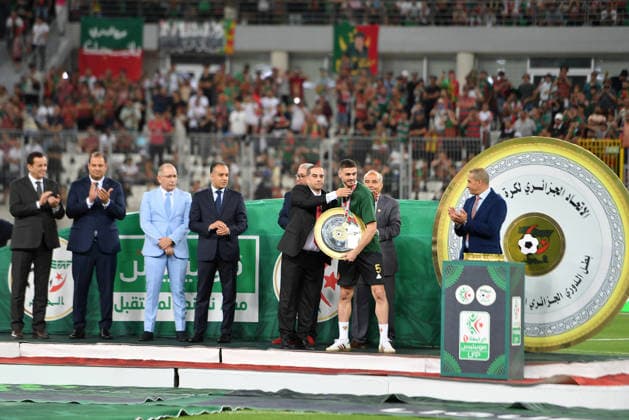 MC Alger Celebrent le Trophee de championnat d Algerie 25 26 Les joueurs du MC Alger celebrent lors de la ceremonie de remise de Trophe de championnat d Algerie 25 26 (Photo By Ohtmane APP) Alger Algeria Copyright: xAlgÃ riexPressexPhotosxAPPxOhtmanex xAPPx FGP_1688.jpeg