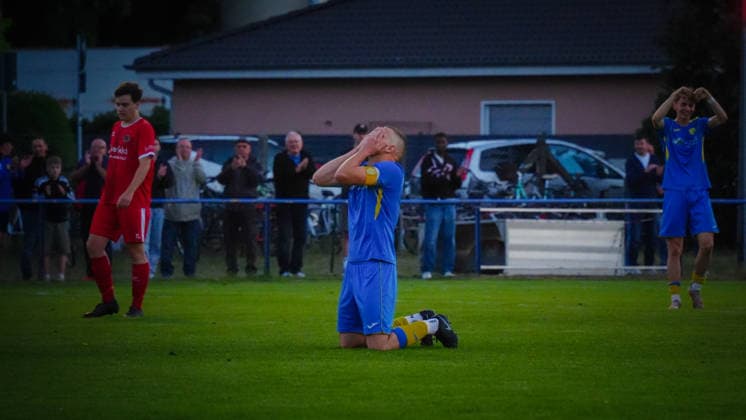 Fußball, Herren, Saison 2025 2026, Landesliga Süd Brandenburg, 29. Spieltag, FSV 63 Luckenwalde II vs. SG Phönix Wildau, Freitag 05.06.2026, Sportplatz am Baruther Tor Luckenwalde, Im Bild: Jubel nach Abpfiff bei den Spielern des FSV 63 Luckenwalde II über die Meisterschaft in der Landesliga Süd. Brandenburg Deutschland