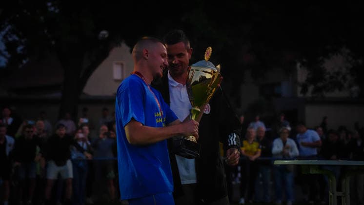Fußball, Herren, Saison 2025 2026, Landesliga Süd Brandenburg, 29. Spieltag, FSV 63 Luckenwalde II vs. SG Phönix Wildau, Freitag 05.06.2026, Sportplatz am Baruther Tor Luckenwalde, Im Bild: Justin Ullmann bekommt den Pokal übergeben Brandenburg Deutschland
