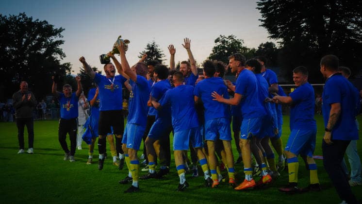 Fußball, Herren, Saison 2025 2026, Landesliga Süd Brandenburg, 29. Spieltag, FSV 63 Luckenwalde II vs. SG Phönix Wildau, Freitag 05.06.2026, Sportplatz am Baruther Tor Luckenwalde, Im Bild: Jubel beim FSV 63 Luckenwalde über die Meisterschaft nach der Pokalübergabe Brandenburg Deutschland