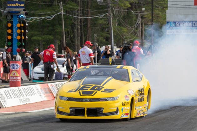 EPPING, NH - JUNE 05: Pro Stock driver, Jeg Coughlin Jr ( 8) JEGS OUTLAW LIGHT BEER does a burnout during qualifying for the Motorsport, Herren, USA, Dragster Drag Race New England Nationals on June 05, 2026, at New England Dragway in Epping, NH. (Photo by David Hahn Icon Sportswire) AUTO: JUN 05 NHRA New England Nationals EDITORIAL USE ONLY Icon260605003