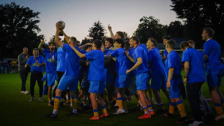 Fußball, Herren, Saison 2025 2026, Landesliga Süd Brandenburg, 29. Spieltag, FSV 63 Luckenwalde II vs. SG Phönix Wildau, Freitag 05.06.2026, Sportplatz am Baruther Tor Luckenwalde, Im Bild: Jubel beim FSV 63 Luckenwalde über die Meisterschaft nach der Pokalübergabe Brandenburg Deutschland