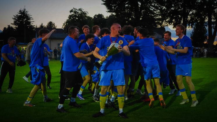 Fußball, Herren, Saison 2025 2026, Landesliga Süd Brandenburg, 29. Spieltag, FSV 63 Luckenwalde II vs. SG Phönix Wildau, Freitag 05.06.2026, Sportplatz am Baruther Tor Luckenwalde, Im Bild: Jubel beim FSV 63 Luckenwalde über die Meisterschaft nach der Pokalübergabe Brandenburg Deutschland