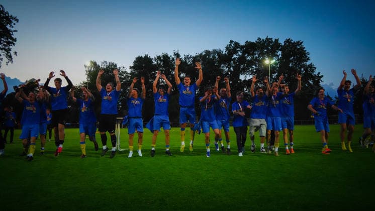 Fußball, Herren, Saison 2025 2026, Landesliga Süd Brandenburg, 29. Spieltag, FSV 63 Luckenwalde II vs. SG Phönix Wildau, Freitag 05.06.2026, Sportplatz am Baruther Tor Luckenwalde, Im Bild: Jubel beim FSV 63 Luckenwalde über die Meisterschaft nach der Pokalübergabe Brandenburg Deutschland