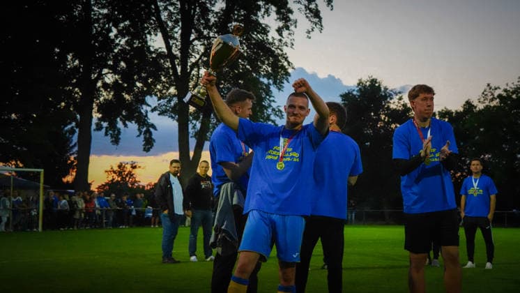 Fußball, Herren, Saison 2025 2026, Landesliga Süd Brandenburg, 29. Spieltag, FSV 63 Luckenwalde II vs. SG Phönix Wildau, Freitag 05.06.2026, Sportplatz am Baruther Tor Luckenwalde, Im Bild: Jubel beim FSV 63 Luckenwalde über die Meisterschaft nach der Pokalübergabe Brandenburg Deutschland