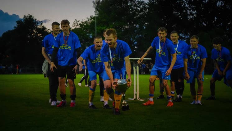 Fußball, Herren, Saison 2025 2026, Landesliga Süd Brandenburg, 29. Spieltag, FSV 63 Luckenwalde II vs. SG Phönix Wildau, Freitag 05.06.2026, Sportplatz am Baruther Tor Luckenwalde, Im Bild: Jubel beim FSV 63 Luckenwalde über die Meisterschaft nach der Pokalübergabe Brandenburg Deutschland