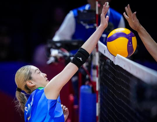 Team Japan Yoshino Sato hits a shot against Team Ukraine during their womens Volleyball Nations League (VNL) match on June 5, 2026 in Quebec City, Canada. Noxthirdxpartyxsales  aflo_333391396 MathieuxBelangerx