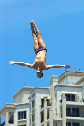 June 5, 2026, St Petersburg, Florida, USA: Framed by the St Petersburg skyline, Great Britain s AIDAN HESLOP executes a high-precision dive from the 27-meter platform at the St. Pete Pier during Stop 2 of the Red Bull Cliff Diving World Series. Cliff Diving 2026: St. Petersburg Red Bull World Series  - ZUMAd225 20260605_znp_d225_004 Copyright: xZoraidaxDiazx