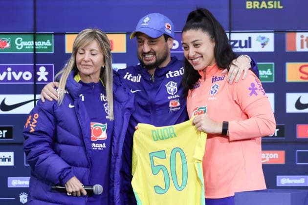 Training session of the Brazilian women s national football team for the friendly match against the USA. Duda Sampaio of the Brazilian women s national football team receives a tribute for her 50 games wearing the Brazilian jersey before the friendly match against the United States, at Neo Quimica Arena, in the east zone of Sao Paulo, this Friday, June 5, 2026. Sao Paulo Sao Paulo Brasil Copyright: xMarinaxUezimax