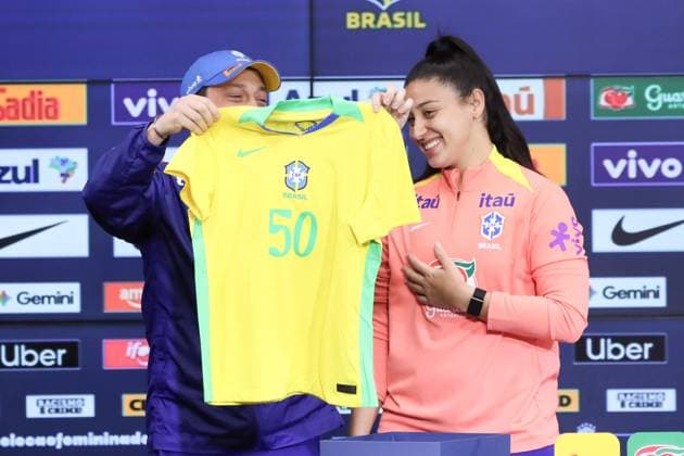 Training session of the Brazilian women s national football team for the friendly match against the USA. Duda Sampaio of the Brazilian women s national football team receives a tribute for her 50 games wearing the Brazilian jersey before the friendly match against the United States, at Neo Quimica Arena, in the east zone of Sao Paulo, this Friday, June 5, 2026. Sao Paulo Sao Paulo Brasil Copyright: xMarinaxUezimax