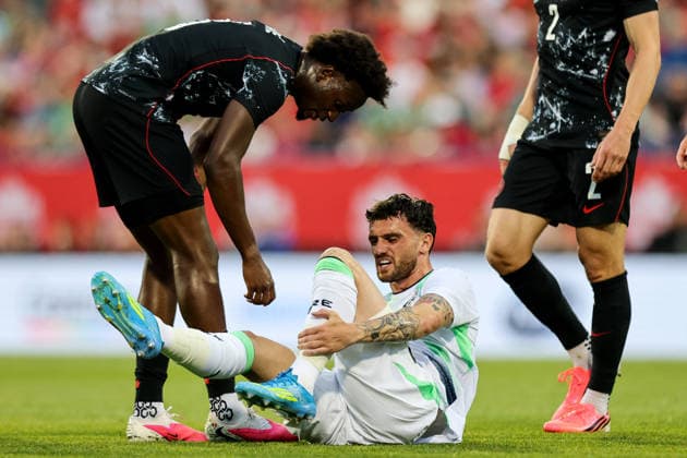 International Friendly, Länderspiel, Nationalmannschaft Stade Saputo, MontrÃ Troy Parrott is consoled by IsmaÃ«l KonÃ after he goes down with an injury 6 6 2026  Copyright: x INPHO RyanxByrnex RB1_8600