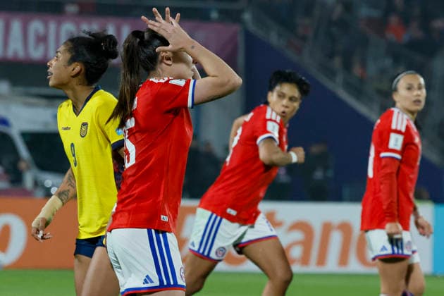 Futbol, Chile vs Ecuador. Fecha 8, Liga de Naciones Femenina 2026. La jugadora de Chile Catalina Figueroa, izquierda, se lamenta tras desperdiciar una ocasion de gol contra Ecuador durante el partido de la Liga de Naciones femenina disputado en el estadio Nacional de Santiago, Chile. 05 06 2026 Andres Pina Photosport Football, Chile vs Ecuador. 8th turn, 2026 Women™s Nations League. Chile™s player Catalina Figueroa, left, reacts after wasting a chance of goal against Ecuador during a Women™s Nations League match at Nacional stadium in Santiago, Chile. 05 06 2026 Andres Pina Photosport Chile vs Ecuador, Liga de Naciones Femenina 2026