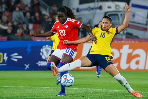 Futbol, Chile vs Ecuador. Fecha 8, Liga de Naciones Femenina 2026. La jugadora de Chile Mary Valencia, izquierda, disputa el balon con XXX de Ecuador durante el partido de la Liga de Naciones femenina realizado en el estadio Nacional de Santiago, Chile. 05 06 2026 Andres Pina Photosport Football, Chile vs Ecuador. 8th turn, 2026 Women™s Nations League. Chile™s player Mary Valencia, left, vies for the ball against Ligia Moreira of Ecuador during a Women™s Nations League match at Nacional stadium in Santiago, Chile. 05 06 2026 Andres Pina Photosport Chile vs Ecuador, Liga de Naciones Femenina 2026