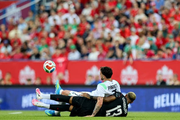 Fußball, Testspiel, Kanada - Irland International Friendly, Länderspiel, Nationalmannschaft Stade Saputo, MontrÃ Troy Parrott is tackled by Derek Cornelius 6 6 2026  Copyright: x INPHO RyanxByrnex RB1_8946 copy