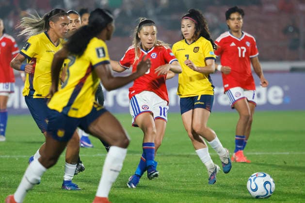 Futbol, Chile vs Ecuador. Fecha 8, Liga de Naciones Femenina 2026. La jugadora de Chile Yanara Aedo, centro, disputa el balon con la defensa de Ecuador durante el partido de la Liga de Naciones femenina realizado en el estadio Nacional de Santiago, Chile. 05 06 2026 Andres Pina Photosport Football, Chile vs Ecuador. 8th turn, 2026 Women™s Nations League. Chile™s player Yanara Aedo, center, vies for the ball against Ecuador™s defense during a Women™s Nations League match at Nacional stadium in Santiago, Chile. 05 06 2026 Andres Pina Photosport Chile vs Ecuador, Liga de Naciones Femenina 2026