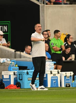 AUSTIN, TX - June 05: Saudi Arabia head coach Georgios Donis yells instructions during International Friendly, Länderspiel, Nationalmannschaft between Saudi Arabia and Puerto Rico on June 5, 2026 at Q2 Stadium in Austin, TX. (Photo by John Rivera Icon Sportswire) SOCCER: JUNE 05 International Friendly Saudi Arabia vs. Puerto Rico EDITORIAL USE ONLY Icon426260605006