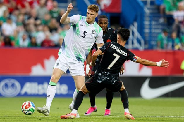 Fußball, Testspiel, Kanada - Irland International Friendly, Länderspiel, Nationalmannschaft Stade Saputo, MontrÃ Jake O Brien is tackled by Stephen Eustaquio 6 6 2026  Copyright: x INPHO RyanxByrnex RB1_9446