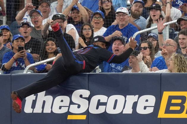 June 5, 2026, Toronto, On, CANADA: Toronto Blue Jays first baseman Vladimir Guerrero Jr. (27) makes a bare handed catch against the Baltimore Orioles during fifth inning American League, MLB, Baseball Herren, USA baseball action in Toronto on Friday, June 5, 2026. Canada News - June 5, 2026 - ZUMAc35_ 20260605_zaf_c35_099 Copyright: xNathanxDenettex