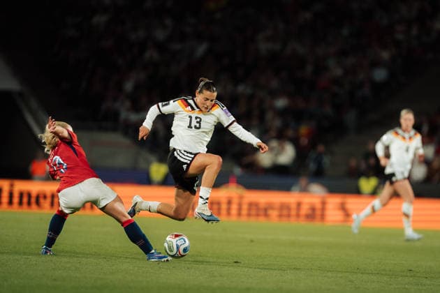 05.06.26, Women, Football, 2027 FIFA Women s World Cup qualification, Germany vs. Norway Carlotta Wamser ( 13 - Germany) jumping in a tackling with Thea Bjelde ( 13 - Norway) Cologne RheinEnergieStadion NRW Germany