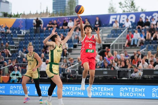 June 5, 2026, Warsaw, Masovian Voivodeship, Poland: Australia s AMY ATWELL (25), EMMA CLARKE (77), and China s WENXIA LI (21) in action during a FIBA 3x3 Basketball World Cup women s last 16 game between Australia and China in Warsaw, Poland. Basketball 2026: FIBA 3x3 World Cup Women s Last 16: Australia 21:11 China  - ZUMAk204 20260605_zip_k204_009 Copyright: xRomanxKozielx