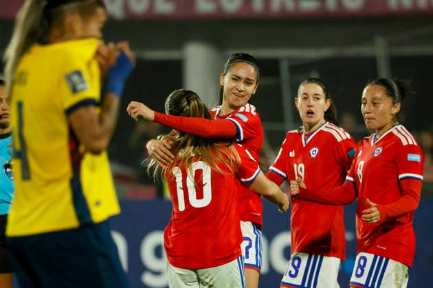 Futbol, Chile vs Ecuador. Fecha 8, Liga de Naciones Femenina 2026. La jugadora de Chile Vaitiare Pardo, centro, celebra con sus companeras tras marcar un gol contra Ecuador durante el partido de la Liga de Naciones femenina disputado en el estadio Nacional de Santiago, Chile. 05 06 2026 Andres Pina Photosport Football, Chile vs Ecuador. 8th turn, 2026 Women™s Nations League. Chile™s player Vaitiare Pardo, center, celebrates with teammates after scoring against Ecuador during a Women™s Nations League match at Nacional stadium in Santiago, Chile. 05 06 2026 Andres Pina Photosport Chile vs Ecuador, Liga de Naciones Femenina 2026