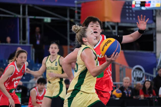 June 5, 2026, Warsaw, Masovian Voivodeship, Poland: Australia s AMY ATWELL (25), EMMA CLARKE (77) and China s YUYAN LI (12), ZHITING ZHANG (10) in action during a FIBA 3x3 Basketball World Cup women s last 16 game between Australia and China in Warsaw, Poland. Basketball 2026: FIBA 3x3 World Cup Women s Last 16: Australia 21:11 China  - ZUMAk204 20260605_zip_k204_038 Copyright: xRomanxKozielx