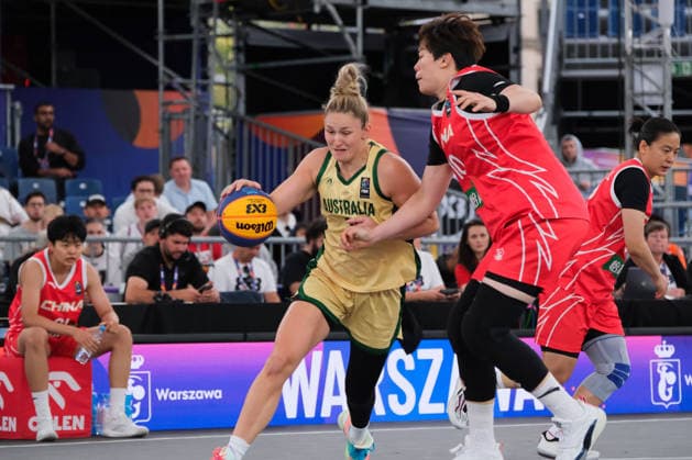 June 5, 2026, Warsaw, Masovian Voivodeship, Poland: Australia s AMY ATWELL (25) and China s ZHITING ZHANG (10) in action during a FIBA 3x3 Basketball World Cup women s last 16 game between Australia and China in Warsaw, Poland. Warsaw Poland - ZUMAk204 20260605_zip_k204_031 Copyright: xRomanxKozielx