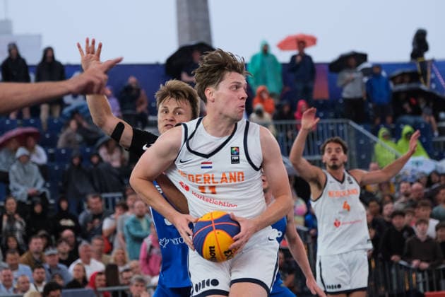 June 5, 2026, Warsaw, Masovian Voivodeship, Poland: Netherlands ADRIAAN VAN TILBORG (11), JAN DRIESSEN (4) and Czechia s FILIP NOVOTNY (9) in action during a FIBA 3x3 Basketball World Cup men s last 16 game between Netherlands and Czechia in Warsaw, Poland. Warsaw Poland - ZUMAk204 20260605_zip_k204_048 Copyright: xRomanxKozielx
