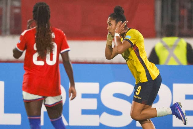 Futbol, Chile vs Ecuador. Fecha 8, Liga de Naciones Femenina 2026. La jugadora de Ecuador Nayely Bolanos, derecha, celebra tras marcar un gol contra Chile durante el partido de la Liga de Naciones femenina disputado en el estadio Nacional de Santiago, Chile. 05 06 2026 Andres Pina Photosport Football, Chile vs Ecuador. 8th turn, 2026 Women™s Nations League. Ecuador™s player Nayely Bolanos, right, celebrates after scoring against Chile during a Women™s Nations League match at Nacional stadium in Santiago, Chile. 05 06 2026 Andres Pina Photosport Chile vs Ecuador, Liga de Naciones Femenina 2026