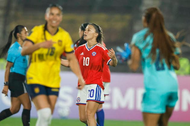 Futbol, Chile vs Ecuador. Fecha 8, Liga de Naciones Femenina 2026. La jugadora de Chile Yanara Aedo, centro, se lamenta tras el gol de Ecuador durante el partido de la Liga de Naciones femenina disputado en el estadio Nacional de Santiago, Chile. 05 06 2026 Andres Pina Photosport Football, Chile vs Ecuador. 8th turn, 2026 Women™s Nations League. Chile™s player Yanara Aedo, center, reacts after Ecuador™s goal during a Women™s Nations League match at Nacional stadium in Santiago, Chile. 05 06 2026 Andres Pina Photosport Chile vs Ecuador, Liga de Naciones Femenina 2026