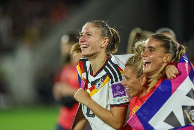 GER, Köln, Deutschland vs Norwegen, Länderspiel, Fussball, FIFA, Spielzeit 2026 2027, WM-Qualifikation, Rhein-Energie-Stadion, 5. Spieltag im Bild: Freude, Jubel und Emotionen, Deutschland feiert den Gruppensieg und die Qualifikation für die WM in Brasilien, Melissa Kössler (Deutschland Frauen 18) DFB DFL REGULATIONS PROHIBIT ANY USE OF PHOTOGRAPHS AS IMAGE SEQUENCES AND OR QUASI-VIDEO, 05.06.2026 Copyright: HMBxMedia HendrikxHamelau
