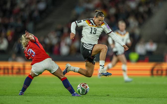GER, Köln, Deutschland vs Norwegen, Länderspiel, Fussball, FIFA, Spielzeit 2026 2027, WM-Qualifikation, Rhein-Energie-Stadion, 5. Spieltag im Bild v.l.: Thea Bjelde (Norwegen Frauen 13), Carlotta Wamser (Deutschland Frauen 13), Zweikampf DFB DFL REGULATIONS PROHIBIT ANY USE OF PHOTOGRAPHS AS IMAGE SEQUENCES AND OR QUASI-VIDEO, 05.06.2026 Copyright: HMBxMedia HendrikxHamelau
