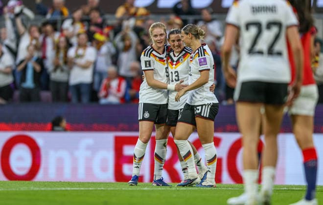 GER, Köln, Deutschland vs Norwegen, Länderspiel, Fussball, FIFA, Spielzeit 2026 2027, WM-Qualifikation, Rhein-Energie-Stadion, 5. Spieltag im Bild: Carlotta Wamser (Deutschland Frauen 13), Tor, Jubel und Freude, Emotionen mit Sjoeke Nüsken (Deutschland Frauen 9) und Klara Bühl (Deutschland) DFB DFL REGULATIONS PROHIBIT ANY USE OF PHOTOGRAPHS AS IMAGE SEQUENCES AND OR QUASI-VIDEO, 05.06.2026 Copyright: HMBxMedia HendrikxHamelau