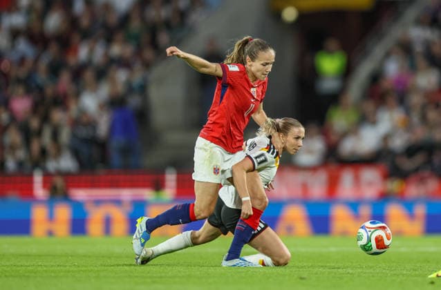 GER, Köln, Deutschland vs Norwegen, Länderspiel, Fussball, FIFA, Spielzeit 2026 2027, WM-Qualifikation, Rhein-Energie-Stadion, 5. Spieltag im Bild v.l.: Guro Reiten (Norwegen Frauen 11), Elisa Senß (Deutschland Frauen 20), Zweikampf DFB DFL REGULATIONS PROHIBIT ANY USE OF PHOTOGRAPHS AS IMAGE SEQUENCES AND OR QUASI-VIDEO, 05.06.2026 Copyright: HMBxMedia HendrikxHamelau